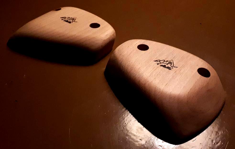 Couple of L size asymmetrical crimps