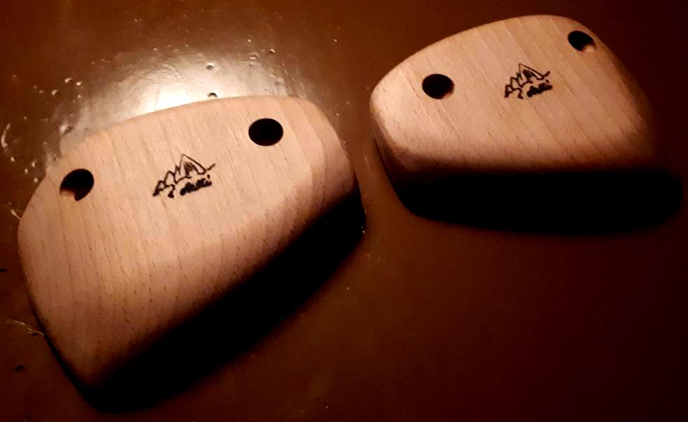 Couple of L size asymmetrical crimps