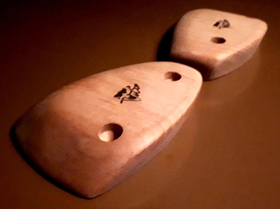 Couple of L size asymmetrical crimps
